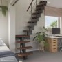 Raumspartreppe Quadro, Buche dunkel, Brillant-Schwarz, einseitiges Geländer. Mittelholmtreppe für Innenräume.
