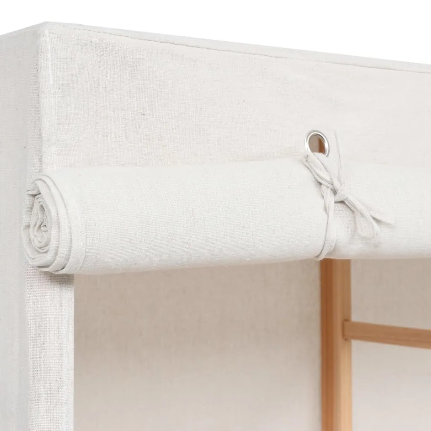 Detailansicht: Weißer Stoff-Kleiderschrank mit 3 Ebenen und Holzrahmen.