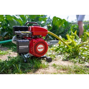 Al-Ko Benzin-Motorpumpe BMP 14.001 in Rot mit gelbem Schlauch im Einsatz.
