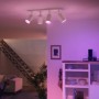 Philips Hue Fugato LED-Spot, 4-flammig, Weiß, mit farbiger Ambiente-Beleuchtung im Wohnraum.