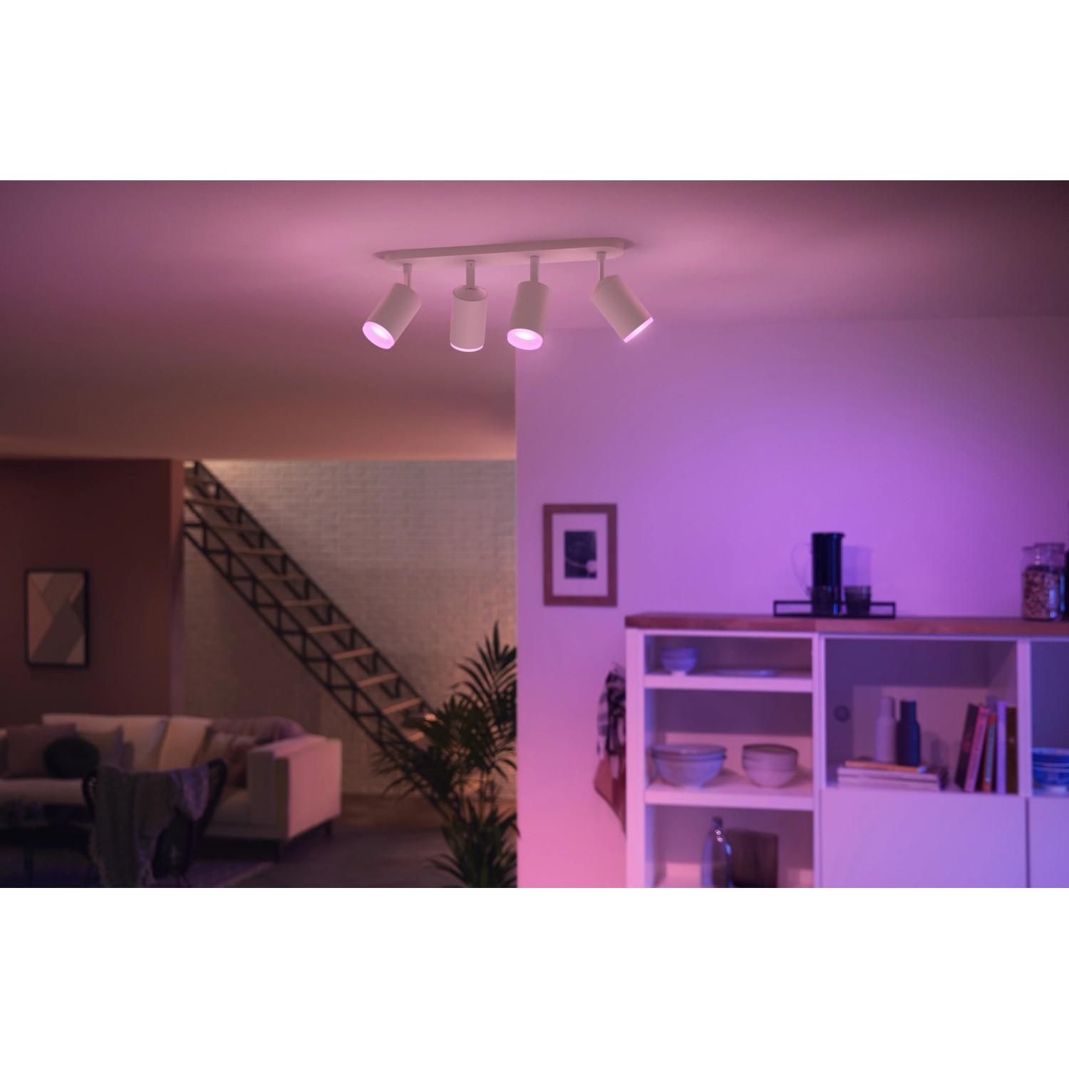 Philips Hue Fugato LED-Spot, 4-flammig, Weiß, mit farbiger Ambiente-Beleuchtung im Wohnraum.