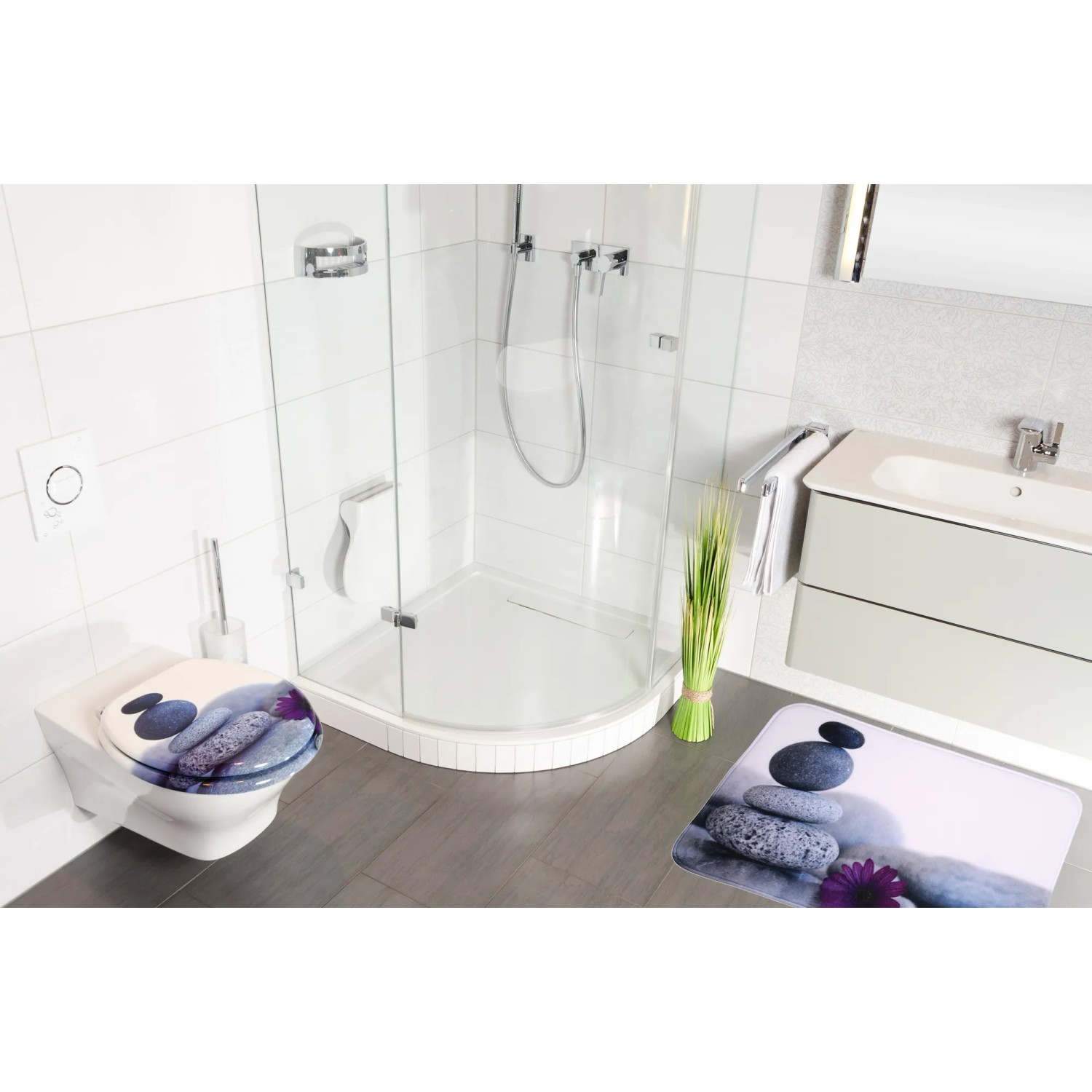 Sanilo Badteppich Energy Stones (70x110 cm) im Badezimmer mit passendem WC-Sitz.