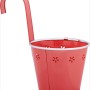 Roter Hänge-Übertopf aus Metall mit Blumenmuster für Balkon und Terrasse.