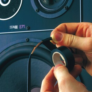 Anwendung: Isolierband-Set mit schwarzem Isolierband umwickelt ein Kabel.