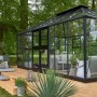 Juliana Gewächshaus Grand Oase 18, Anthrazit, mit Glas und Aluminiumrahmen im Garten.