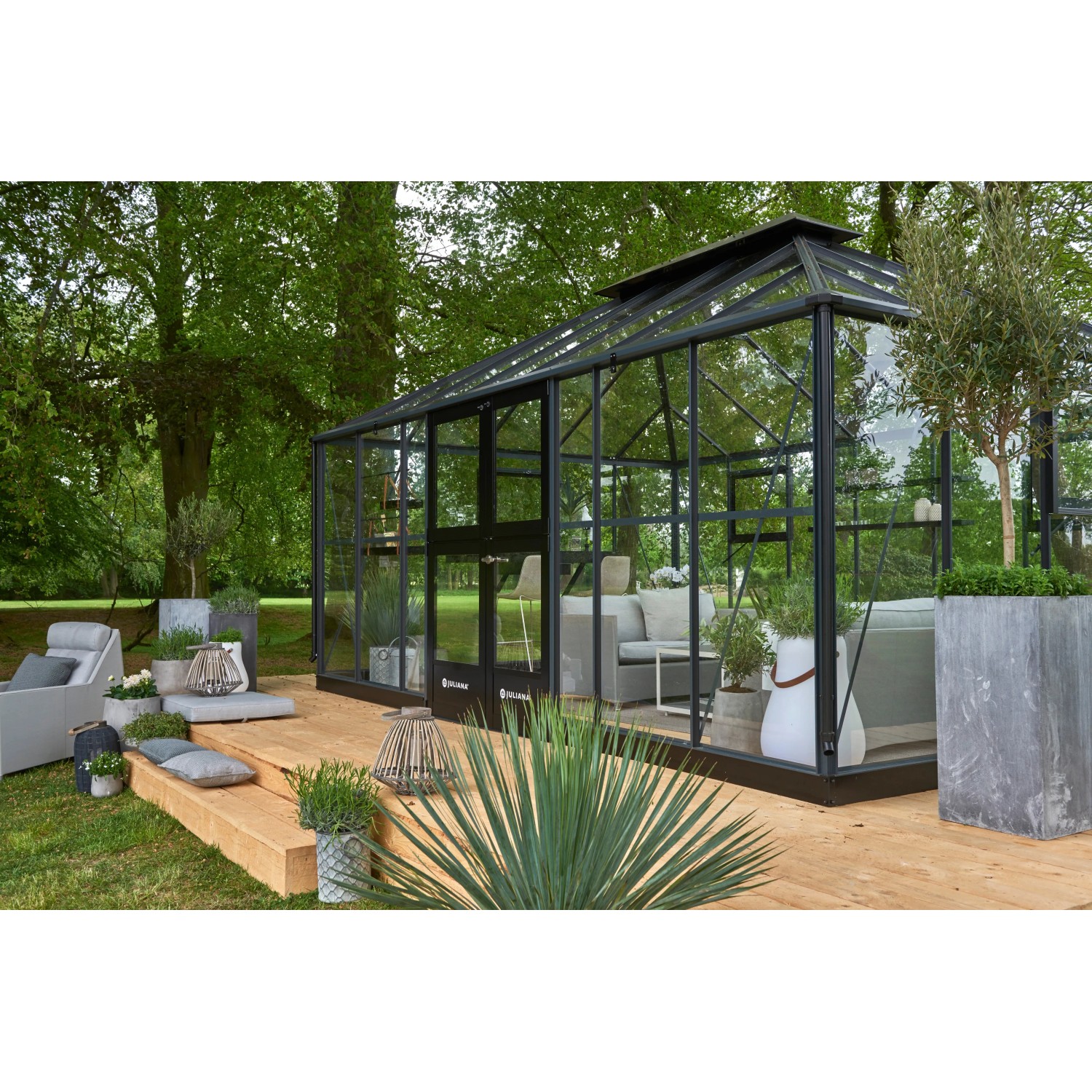 Juliana Gewächshaus Grand Oase 18, Anthrazit, mit Glas und Aluminiumrahmen im Garten.