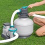 Bestway Sandfilteranlage für Stahlrahmen Pool, verbunden mit Schläuchen und bedient von einer Person.