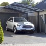 Schwarzer Ximax Alu Einzelcarport Portoforte mit Auto. Carport mit transparentem Dach.