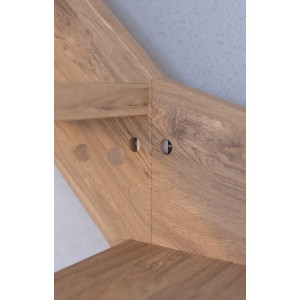 Detailaufnahme: StarWood Treppe Rhodos Eiche, gewendelt, mit Setzstufen und Holz-Edelstahl-Geländer.