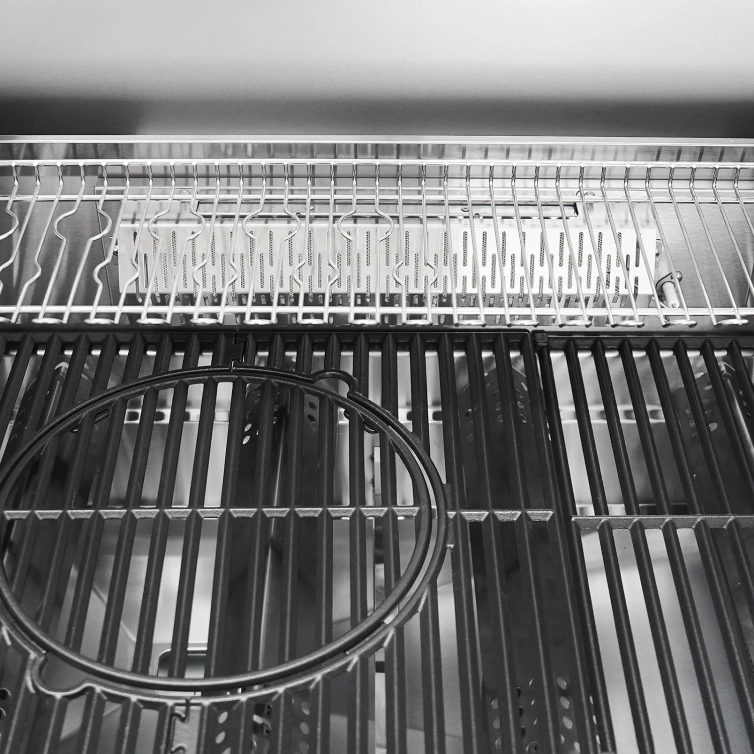 Innenansicht Taino Platinum Yamara 4+2 Gasgrill: Grillrost, Warmhalterost und Sear-Burner aus Edelstahl.