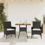 3-tlg. Garten-Essgruppe aus schwarzem Rattan mit Akazienholz-Tischplatte und cremefarbenen Kissen.