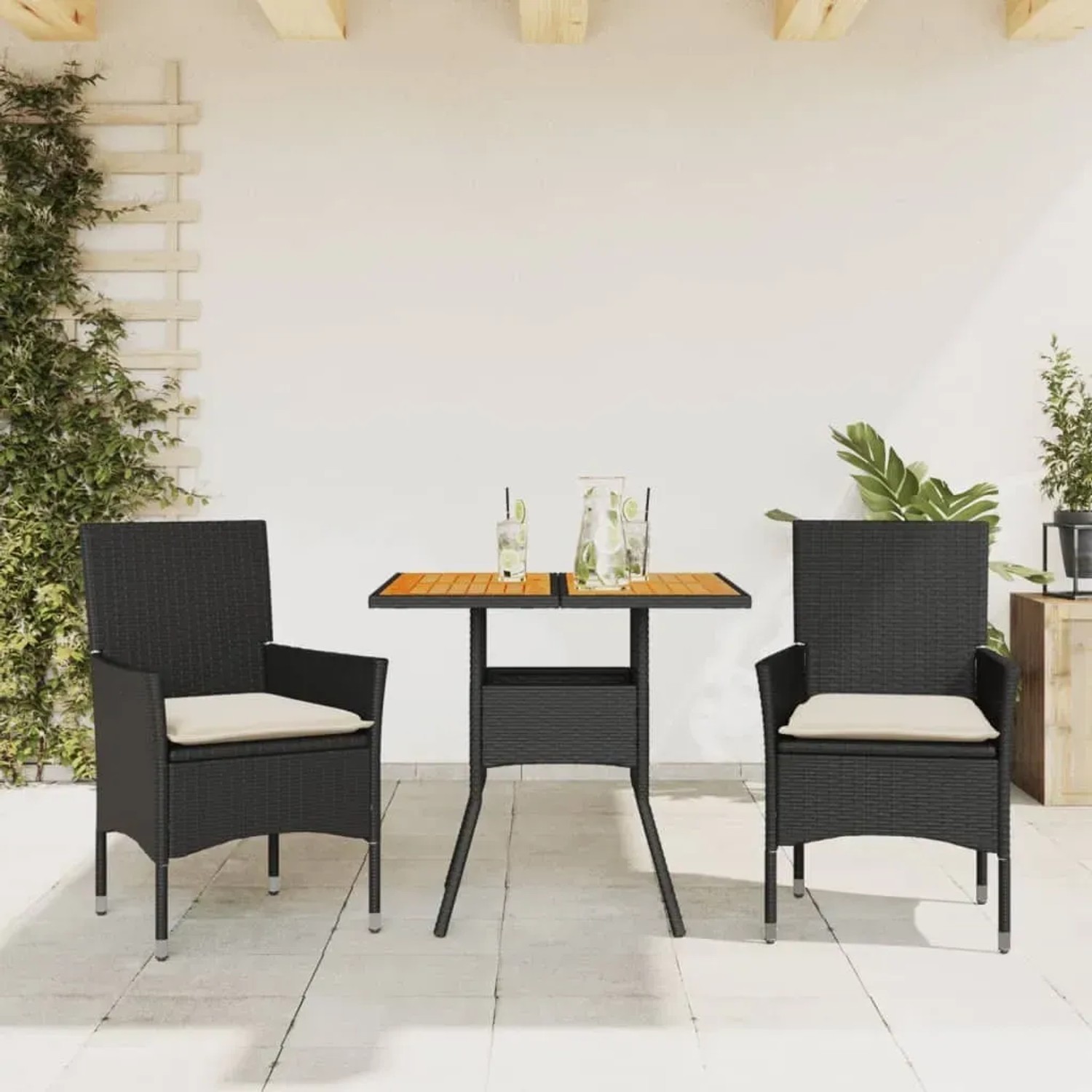 3-tlg. Garten-Essgruppe aus schwarzem Rattan mit Akazienholz-Tischplatte und cremefarbenen Kissen.
