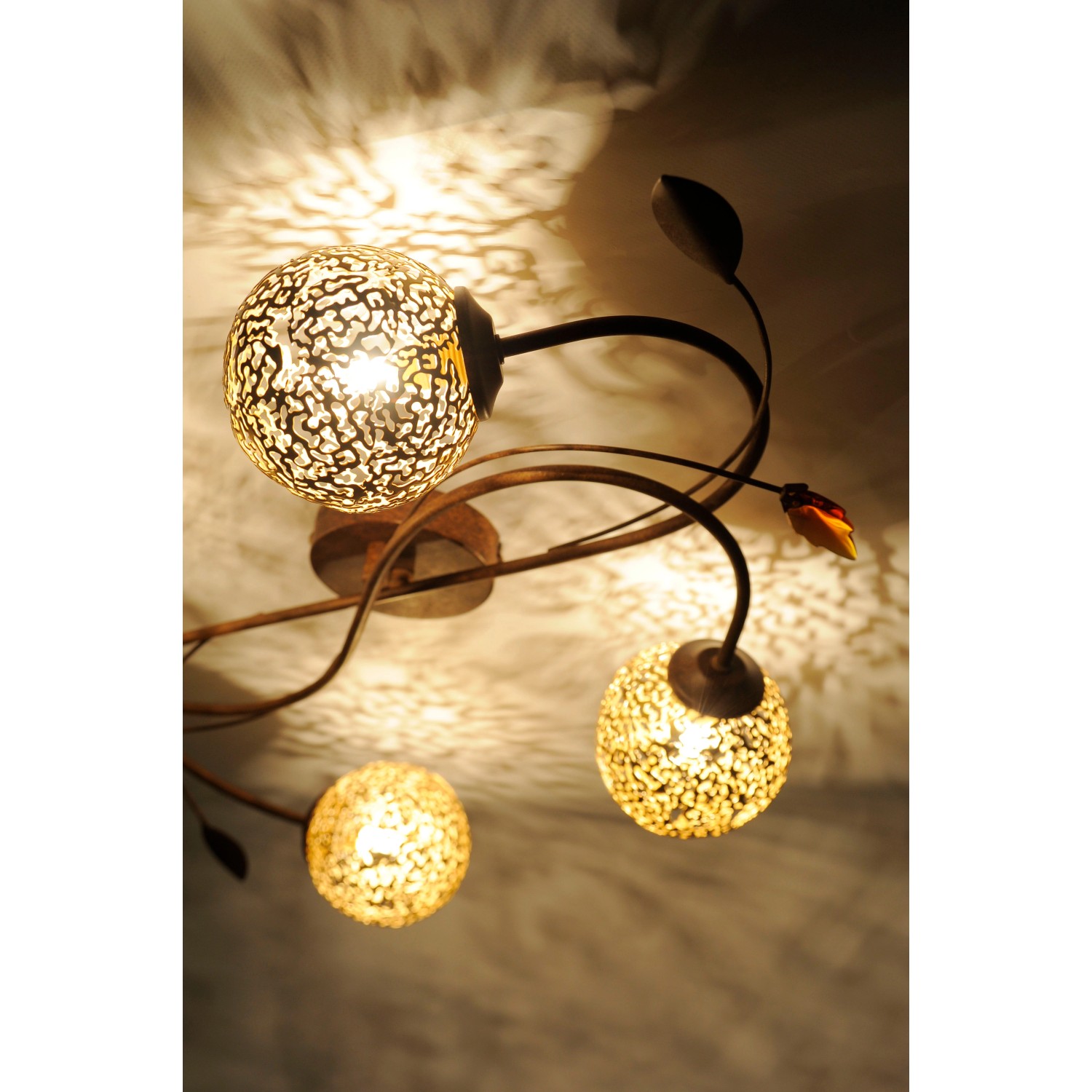 Paul Neuhaus Greta Deckenleuchte, 4-flammig, rostfarben mit goldenen Leuchtkugeln.