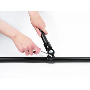 Montage eines schwarzen Gelenkstücks Teil A (Ø 2,7 cm) für Stahlrohr mit Inbusschlüssel.