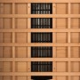 Detailansicht der Rückwand einer Redsun Deluxe Infrarotkabine aus Tannenholz mit Lüftungsgittern.