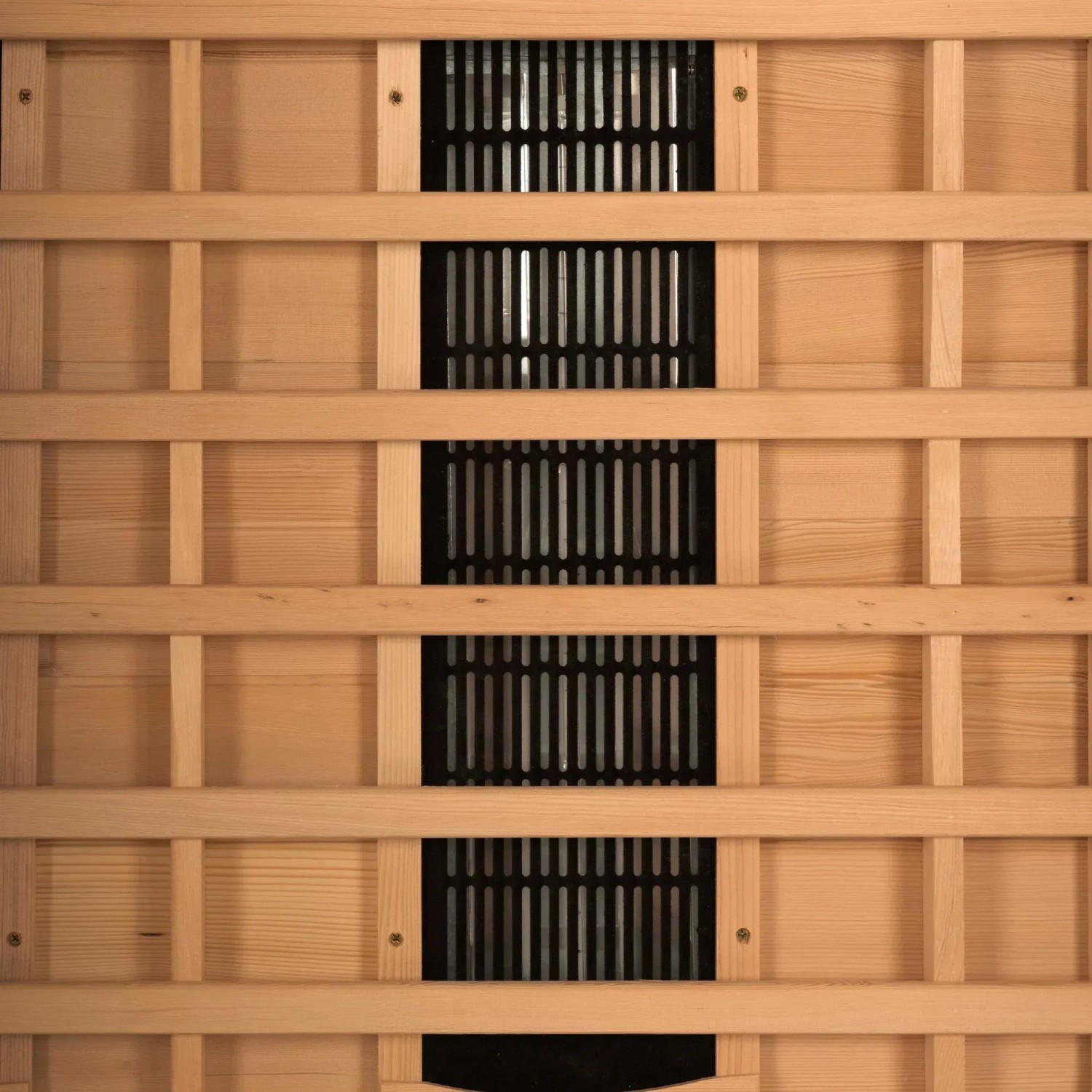 Detailansicht der Rückwand einer Redsun Deluxe Infrarotkabine aus Tannenholz mit Lüftungsgittern.