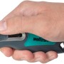 Hand hält wolfcraft Profi-Sicherheitsmesser mit Trapezklinge in Silber/Türkis. 