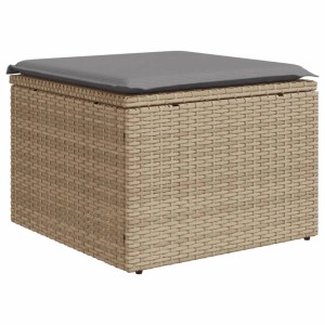 Beiger Gartenhocker mit grauem Kissen, aus Poly Rattan, 55x55x37 cm.