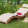 Sonnenliege Ipanema aus Eukalyptusholz mit beigem Kissen im Garten.