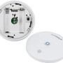 Weißer Homematic IP Wassersensor, offen mit Batteriefach (AAA) und geschlossen mit blauem Knopf. Smart Home Feuchtigkeitssensor.