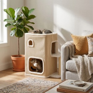 Beiges 2-Etagen Katzenhaus mit schlafender Katze oben und spielender Katze unten. Mit Sisal-Kratzstamm und Spielball.