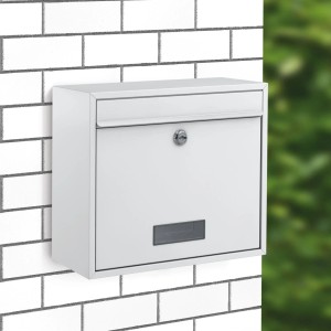 Weißer Basi Briefkasten aus Stahl mit Schloss und Namensschild zur Wandmontage.