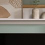 Weißes Wandboard Mirano im Landhausstil, 110 cm, mit Lärche-Dekor und Eiche-Akzenten, dekoriert über TV.