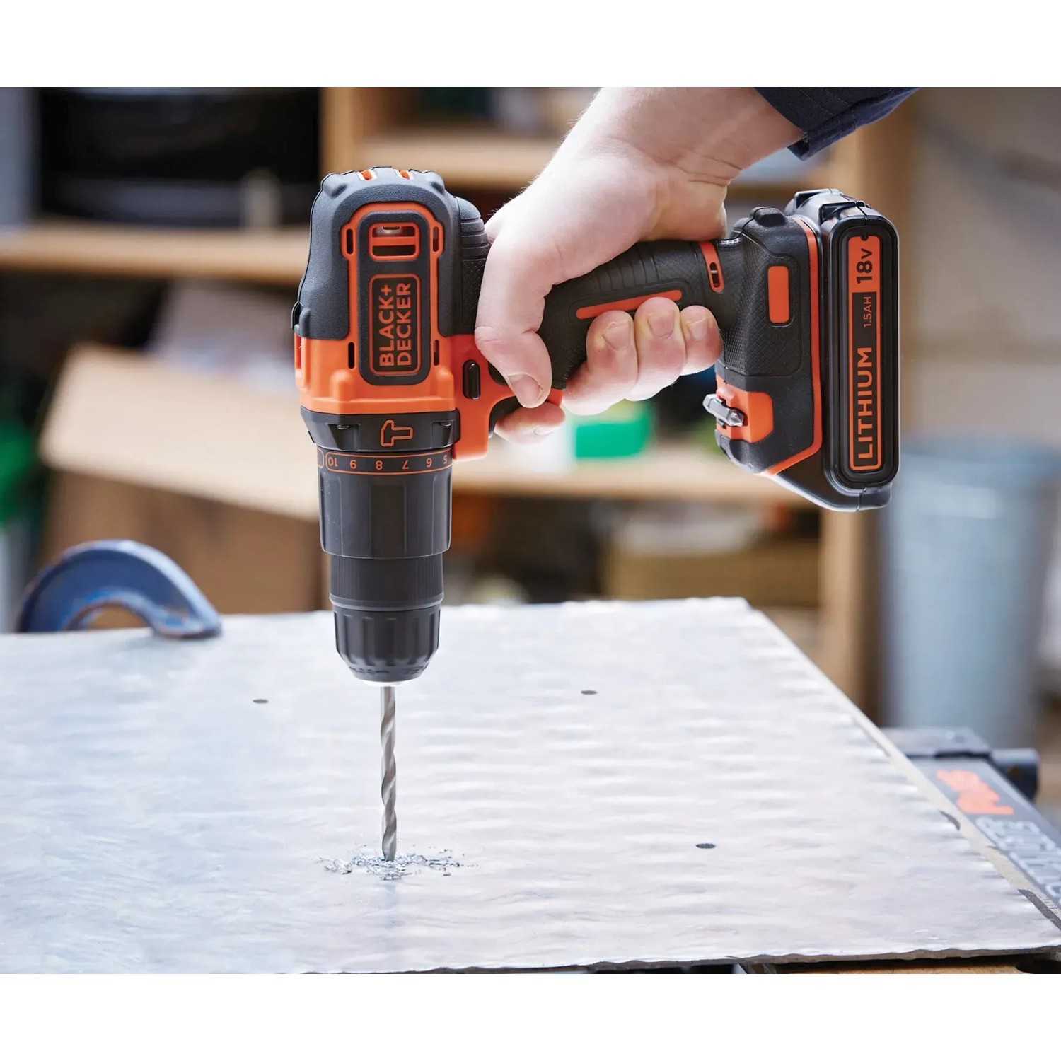 Black+Decker Akku-Schlagbohrschrauber BDCHD18K beim Bohren in Metall.