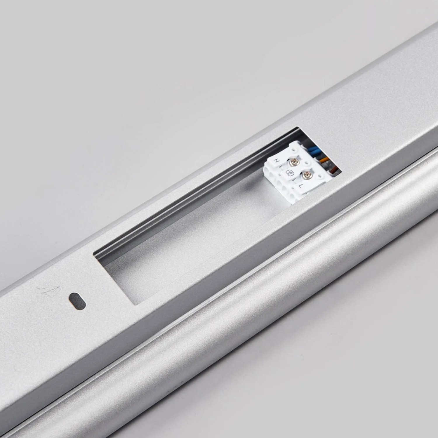 Arcchio LED Deckenleuchte Vinca in Alu, Detailansicht der Anschlussstelle.