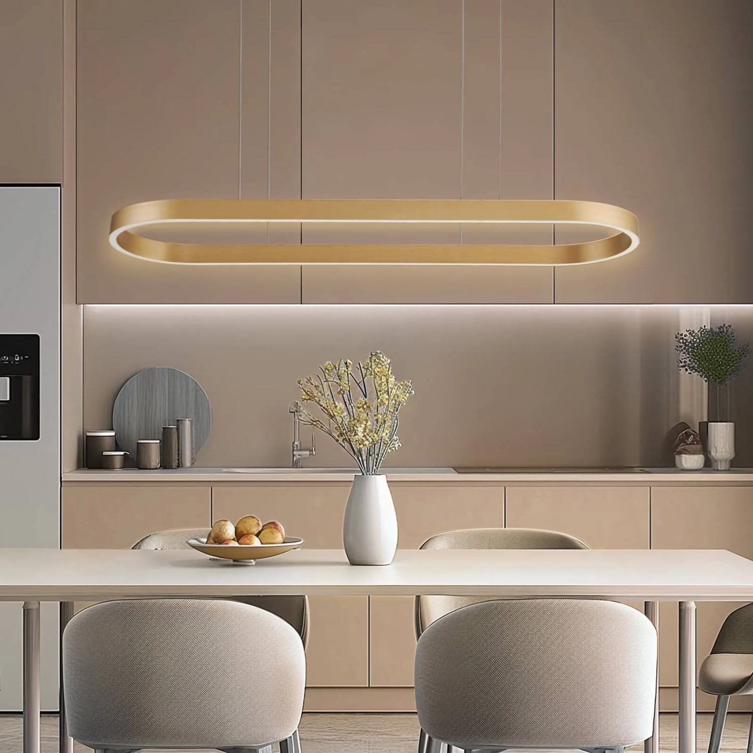 Moderne LED Pendelleuchte Melinay in Gold-Messing mit Leselampe über Esstisch.