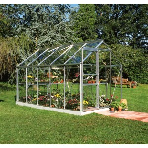 Halls Gewächshaus Popular 106 Alu, 6,2 m², mit Pflanzen im Garten.