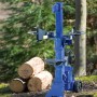 Blauer LUX Holzspalter HSP-6/2700 A (6 t) mit Holzstämmen im Garten.