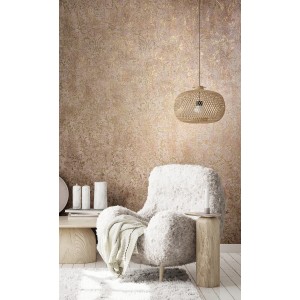 Wohnraum mit braun-goldener Marburg Vliestapete in Betonoptik und modernem Interieur.