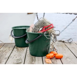 Grüner Orthex Fischernetz-Eimer 10 l mit Inhalt auf Holzsteg. Reinigungseimer aus recycelten Netzen.