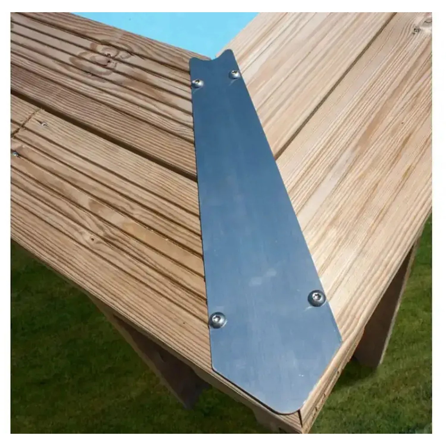 Detailansicht: Metalleckverbinder am Holzpool Lanzarote für Stabilität und modernes Design.