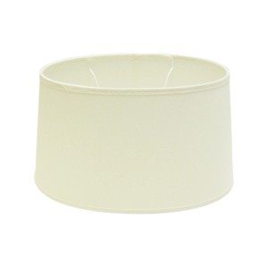 Ovaler Lampenschirm Chintz in Creme für gemütliche Beleuchtung.