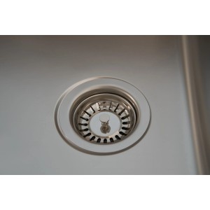 Detailaufnahme: Korbventil der Respekta Glasspüle New York, Spüle aus Glas in Weiß.