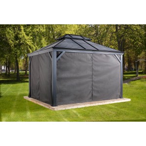 Dunkelgraues Sojag Vorhang Set für Mykonos Pavillon, Komplettansicht mit geschlossenem Vorhang.