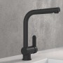 Schwarze, matte Schütte Spültischarmatur London mit Ausziehbrause vor grauer Wand.