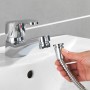 Wenko Waschbeckendusche Chrom mit Edelstahl-Schlauch und Adapter am Wasserhahn im Waschbecken.