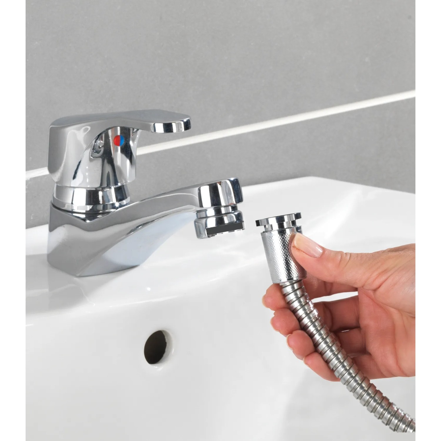 Wenko Waschbeckendusche Chrom mit Edelstahl-Schlauch und Adapter am Wasserhahn im Waschbecken.