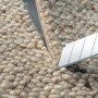 LUX Cuttermesser Classic schneidet Teppich. Messer mit Metallgehäuse und Klingenarretierung.