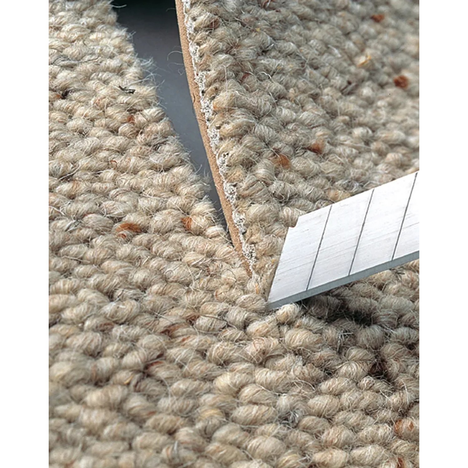 LUX Cuttermesser Classic schneidet Teppich. Messer mit Metallgehäuse und Klingenarretierung.
