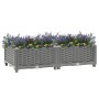 Hellgraues vidaXL Hochbeet (80x40x23 cm) aus Polypropylen mit Rattan-Optik und bunten Blumen.
