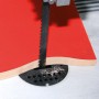 Einhell TC-SB 305 U Bandsäge beim Schneiden von rotem Holz. Präzise Schnitte mit der Bandsäge.