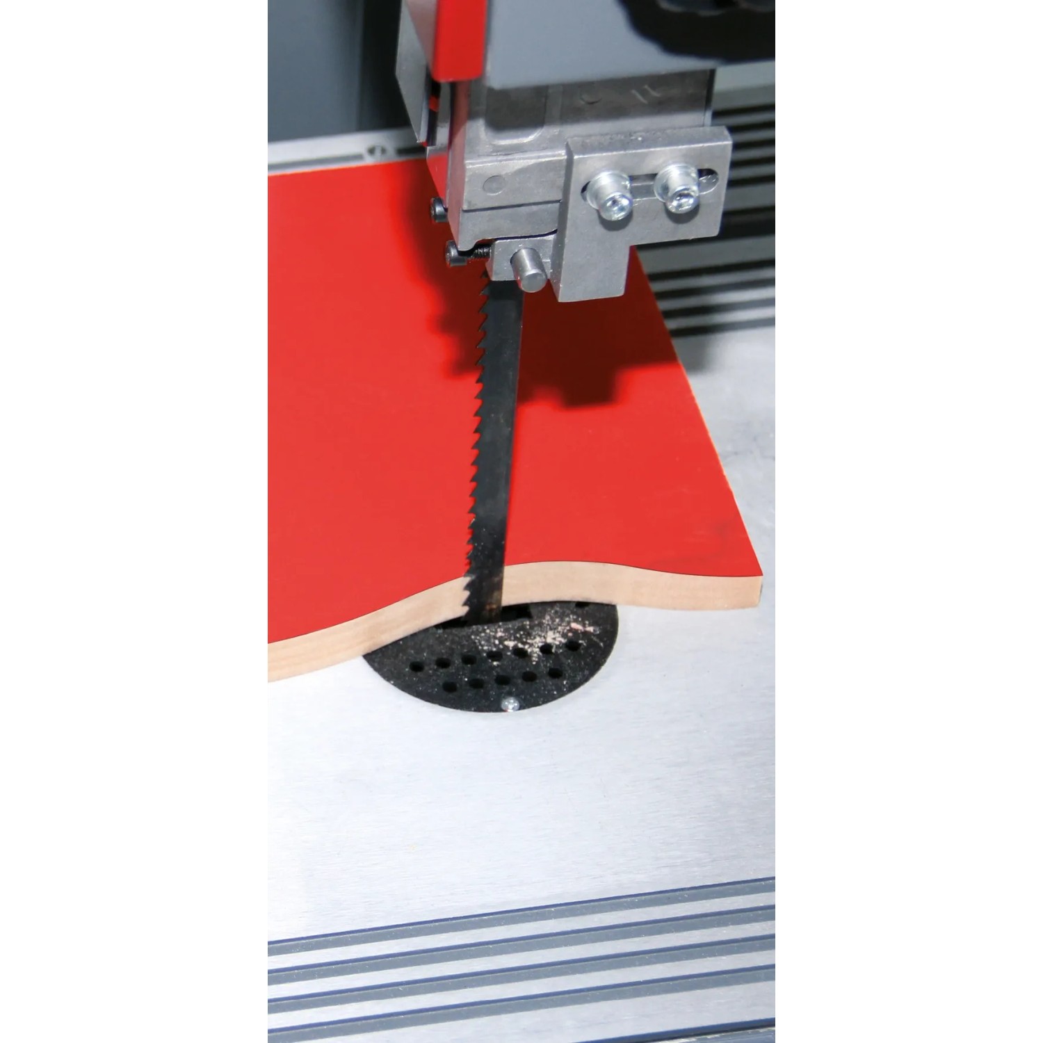 Einhell TC-SB 305 U Bandsäge beim Schneiden von rotem Holz. Präzise Schnitte mit der Bandsäge.