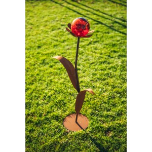 Ferrum Art Design Deko-Glasblume Nele, 97 cm, Edelrost mit roter Glaskugel als Gartendekoration.