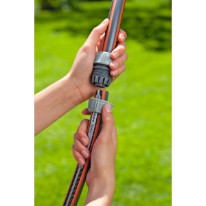 Gardena Reparator 19 mm (3/4) im Einsatz: Schlauchreparatur einfach und schnell.