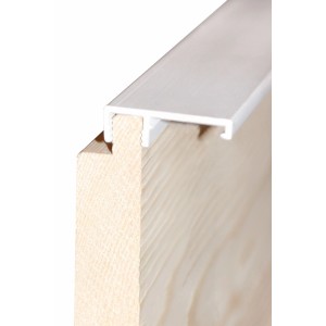 Minka Verkleidungsleiste, 18mm, weiß, für Innentreppen. Detailaufnahme der Montage am Holzrahmen.