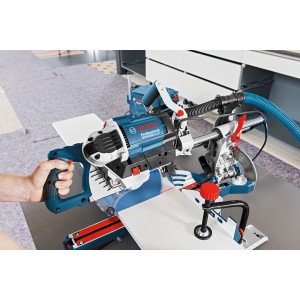 Bosch Professional GCM 8 SDE Paneelsäge in Aktion, Zuschnitt von Werkstück.